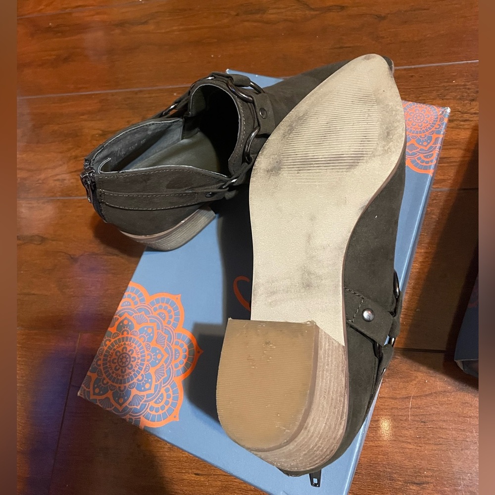 Carlos Santana  /Size 6/ Dark Brown Ankle Booties with Buckle Detail - Picture 5 of 8